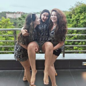 Snower Sania Vasudev Instagram - Same Same but different❤️
Sistra’s forever