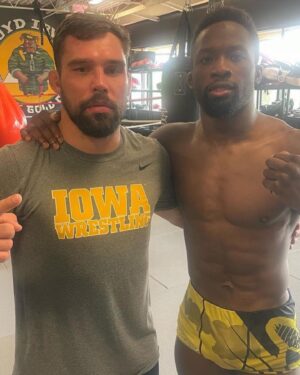 Sodiq Yusuff Instagram - (DMV Stand Up) Last hard sparring day in the books with @soal_carson & @keemaandiop 

Two more hard days left then we’re off to Vegas 

1. Workout with UFC Welterweight @semithejedi tomorrow 
2. Conditioning circuit Saturday 

All other sessions will be just sharping the tools until departure.

Special Shout out to ufc featherweight @topguntuck for helping with this camp and shout out to everyone in the dmv that came out to support. Make sure if you’re local to check out @lifemedinstitute 

#teamlloydirvin #represented