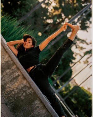 Sofia Barclay Instagram - im just a girl 
standing in front a guy 
doing a silly yoga pose 🐰

if the photographer happens to be a brilliant yogi, it always ends in asanas 🧘🏽‍♀️the silly side @los_anjayles