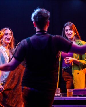 Sofía González Instagram - Quedan 2 funciones de @birdland__teatro 🥲 una experiencia inmersiva que no te podes perder!!! 🦅🎭

BIRDLAND es la caída autodestructiva de una mega estrella de rock con un encanto manipulador que no teme incendiarlo todo en la última semana de su gira internacional para conseguir un poquito de calor. Una obra sobre la vulnerabilidad, la soledad y la verdad como resultado de las contradicciones violentas. Una fábula moral para estos tiempos de obsesión por el éxito y la popularidad, que nos invita a cuestionar la autenticidad de nuestros actos en un mundo dominado por las apariencias.

Dream team

Autoría: Simon Stephens
Versión: @ramamendezroy

Actúan: @lisandrofiks @heinz_k_krattiger
@lapadul @ramamendezroy @marinawolf_ @elinstademarta y 🙋‍♀️

Música original: @seba.morell
Escenografía: @luchobaz 
Iluminación: @luchobaz y @lisandrofiks 
Diseño de vestuario: @chihuailove
Video proyecciones: @luchobaz 

Asistencia de vestuario: Flavia Chihuailaf
Asistencia de dirección: @xsofini
Prensa: @marcosmutuverria @mutuverriapr 

Producción artística: @ramamendezroy 
Producción ejecutiva: @luchitoheredia
Producción general: @ramamendezroy 

Co-Dirección: @luchobaz @lisandrofiks 

📸 @astadiego 

Duración: 80 minutos

*ENTRADAS*
https://publico.alternativateatral.com/entradas84291-birdland?o=14

#teatro #independiente #argentino