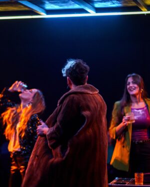 Sofía González Instagram - Quedan 2 funciones de @birdland__teatro 🥲 una experiencia inmersiva que no te podes perder!!! 🦅🎭

BIRDLAND es la caída autodestructiva de una mega estrella de rock con un encanto manipulador que no teme incendiarlo todo en la última semana de su gira internacional para conseguir un poquito de calor. Una obra sobre la vulnerabilidad, la soledad y la verdad como resultado de las contradicciones violentas. Una fábula moral para estos tiempos de obsesión por el éxito y la popularidad, que nos invita a cuestionar la autenticidad de nuestros actos en un mundo dominado por las apariencias.

Dream team

Autoría: Simon Stephens
Versión: @ramamendezroy

Actúan: @lisandrofiks @heinz_k_krattiger
@lapadul @ramamendezroy @marinawolf_ @elinstademarta y 🙋‍♀️

Música original: @seba.morell
Escenografía: @luchobaz 
Iluminación: @luchobaz y @lisandrofiks 
Diseño de vestuario: @chihuailove
Video proyecciones: @luchobaz 

Asistencia de vestuario: Flavia Chihuailaf
Asistencia de dirección: @xsofini
Prensa: @marcosmutuverria @mutuverriapr 

Producción artística: @ramamendezroy 
Producción ejecutiva: @luchitoheredia
Producción general: @ramamendezroy 

Co-Dirección: @luchobaz @lisandrofiks 

📸 @astadiego 

Duración: 80 minutos

*ENTRADAS*
https://publico.alternativateatral.com/entradas84291-birdland?o=14

#teatro #independiente #argentino