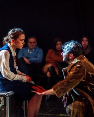 Sofía González Instagram - Quedan 2 funciones de @birdland__teatro 🥲 una experiencia inmersiva que no te podes perder!!! 🦅🎭

BIRDLAND es la caída autodestructiva de una mega estrella de rock con un encanto manipulador que no teme incendiarlo todo en la última semana de su gira internacional para conseguir un poquito de calor. Una obra sobre la vulnerabilidad, la soledad y la verdad como resultado de las contradicciones violentas. Una fábula moral para estos tiempos de obsesión por el éxito y la popularidad, que nos invita a cuestionar la autenticidad de nuestros actos en un mundo dominado por las apariencias.

Dream team

Autoría: Simon Stephens
Versión: @ramamendezroy

Actúan: @lisandrofiks @heinz_k_krattiger
@lapadul @ramamendezroy @marinawolf_ @elinstademarta y 🙋‍♀️

Música original: @seba.morell
Escenografía: @luchobaz 
Iluminación: @luchobaz y @lisandrofiks 
Diseño de vestuario: @chihuailove
Video proyecciones: @luchobaz 

Asistencia de vestuario: Flavia Chihuailaf
Asistencia de dirección: @xsofini
Prensa: @marcosmutuverria @mutuverriapr 

Producción artística: @ramamendezroy 
Producción ejecutiva: @luchitoheredia
Producción general: @ramamendezroy 

Co-Dirección: @luchobaz @lisandrofiks 

📸 @astadiego 

Duración: 80 minutos

*ENTRADAS*
https://publico.alternativateatral.com/entradas84291-birdland?o=14

#teatro #independiente #argentino