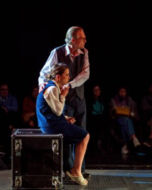 Sofía González Instagram - Quedan 2 funciones de @birdland__teatro 🥲 una experiencia inmersiva que no te podes perder!!! 🦅🎭

BIRDLAND es la caída autodestructiva de una mega estrella de rock con un encanto manipulador que no teme incendiarlo todo en la última semana de su gira internacional para conseguir un poquito de calor. Una obra sobre la vulnerabilidad, la soledad y la verdad como resultado de las contradicciones violentas. Una fábula moral para estos tiempos de obsesión por el éxito y la popularidad, que nos invita a cuestionar la autenticidad de nuestros actos en un mundo dominado por las apariencias.

Dream team

Autoría: Simon Stephens
Versión: @ramamendezroy

Actúan: @lisandrofiks @heinz_k_krattiger
@lapadul @ramamendezroy @marinawolf_ @elinstademarta y 🙋‍♀️

Música original: @seba.morell
Escenografía: @luchobaz 
Iluminación: @luchobaz y @lisandrofiks 
Diseño de vestuario: @chihuailove
Video proyecciones: @luchobaz 

Asistencia de vestuario: Flavia Chihuailaf
Asistencia de dirección: @xsofini
Prensa: @marcosmutuverria @mutuverriapr 

Producción artística: @ramamendezroy 
Producción ejecutiva: @luchitoheredia
Producción general: @ramamendezroy 

Co-Dirección: @luchobaz @lisandrofiks 

📸 @astadiego 

Duración: 80 minutos

*ENTRADAS*
https://publico.alternativateatral.com/entradas84291-birdland?o=14

#teatro #independiente #argentino