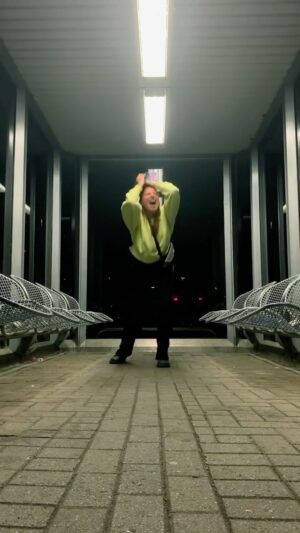 Sofia Kats Instagram - Iwie muss man ja 3h in Osnabrück ohne Anbindung rumkriegen.
.
#bahn #deutschebahn #whatamidoinghere
