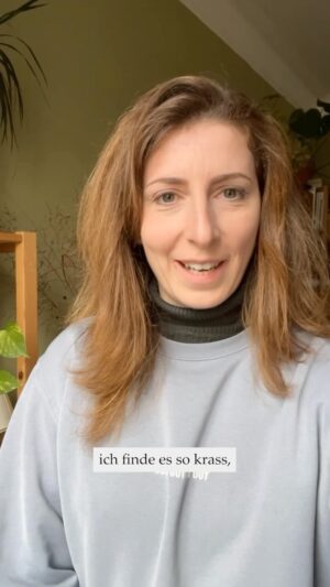 Sofia Kats Instagram - Auf mich wirkt es (persönliches Empfinden), als wäre der Beitrag als Folge der Pressemeldung der DEGES entstanden und nicht wirklich um die Protestbewegung zu beleuchten. Der Titel verspricht Inhalte zu einer Bewegung der Bürgerinnen und Bürger, aber die mangelhafte oder flapsige Recherchearbeit werden dem absolut nicht gerecht. @ndrhamburg - wie kann das sein? Wie kann es sein, dass gesagt wird, der Widerstand hätte sich jetzt erst spät formiert? Während es seit mehreren Jahren bereits Festivals und andere Veranstaltungen gegen den Ausbau gab?
.
Das Festival, das ich erwähne ist @moorville_festival .
Kartierungen und Daten zu Tieren wurden erhoben von @nabu_hamburg und @bund_hamburg .
Auch im NDR Video zu sehen: @katja_diehl_mobility 
.
Gerade zu einer Zeit wie jetzt ist es super wichtig wahrheitsgemäß über die Bewegung von Bürgerinnen und Bürgern zu berichten. Dem kommt der NDR Beitrag nur mangelhaft nach. Stattdessen entsteht in diesem Beitrag der Eindruck, die Einwohnerinnen und Einwohner würden vor Ort Biodiversität faken wollen. Das grenzt durch ausgelassene Informationen an Framing.