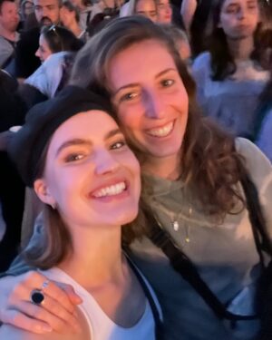 Sofia Kats Instagram - Hello, gang! This is Louisa. 
Hello Louisa! This is my gang.
.
Louisa ist Moderatorin, Journalistin, Klima-Aktivistin und genau der Typ Mensch, von dem die Welt noch mehr braucht!
.
Menschen, die trotz der vielen Krisen um uns mit einem tollen Humor durch die Welt gehen, zuhören, neugierig und mutig sind.
Und die so richtig gut zu Musik abgehen können 🤍🫧✨
.
See you soooon @louisaschneider.de !!
#dockville #climateaction #fridaysforfuture
