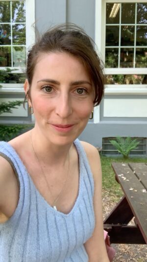 Sofia Kats Instagram - Morgen (Donnerstag, 01.06.) 11:00 ist @totholz.thomas bei mir zu Gast im Stream. Und ich könnte mich nicht mehr freuen! Thomas ist Entomologe, also quasi Insektenforscher. Und forscht zusammen mit dem Entomologischen Verein Krefeld, in dem er Vorsitzender ist. Habt ihr zB was von der großen „Insektensterben“-Studie aus Krefeld gehört? Ist aus seiner Feder. Und damals wurde offengelegt, wie stark die Biomasse von Insekten an den gemessenen Punkten geschrumpft ist. 
.
Kommt vorbei, stellt Fragen und teilt die Info gern mit anderen Leuten. Ist eine einmalige Gelegenheit einem solchen Experten im Stream eure Fragen zu stellen!
.
11:00 auf Twitch! Link in Bio