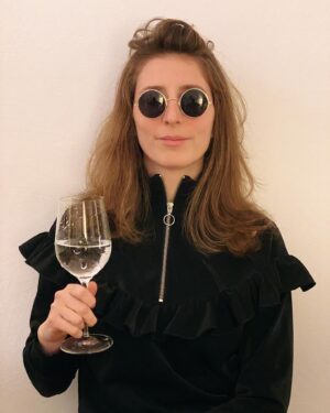 Sofia Kats Instagram - cheers to a social media break.
.
🥚
