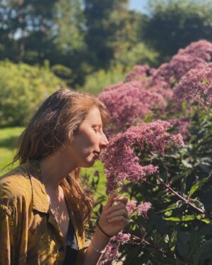 Sofia Kats Instagram - Des war im Sommer. 💚
Da gab es im botanischen Garten eine schöne Ausstellung über Nutzpflanzen und wie sie ursprünglich aussahen, wo sie ursprünglich herkamen.
Highly recommend!
Denn es ist wichtig sich dessen bewusst zu sein, dass kaum eine Nutzpflanze von uns in ihrer Wild-Form verwendet wird. 
Egal ob Karotte 🥕, Tomate 🍅, Kartoffel 🥔 oder Gurke 🥒.
All diese Pflanzen hatten früher weniger Fruchtfleisch oder weniger Stärke. Waren wesentlich kleiner jnd sahen teilweise auch anders aus. ☝️
.
Schon indigene Völker haben Pflanzen mit bestimmten Merkmalen herausselektiert/ bevorzugt. 
Sehr spannendes Wissens-Feld 🫶