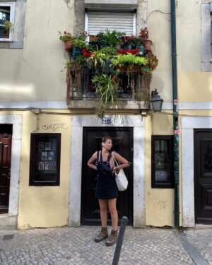 Sofia Kats Instagram - Macht euch keine Hoffnung. Ich bin in Nordhessen. Dat Bild is alt. Der Balkon is' noch immer schön.
 🌿🌱🪴🪴🪴🍃🍀