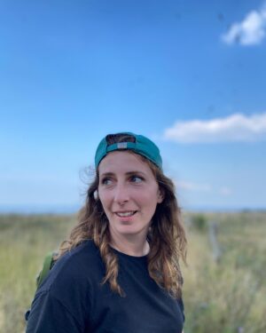 Sofia Kats Instagram - hiking 🌬🥾🥾
An dem Tag haben wir aus Versehen die Steilküstenwanderung gemacht. Geplant war nur ein Bisschen zu gehen. Aber dann kam noch ein Bisschen und noch eins.
Wir haben Gangs aus jungen Staren gesehen, die Unfug getrieben haben. Möwenkolonien, die auf dem Weg in ihre Überwinterungsgebiete waren. Und einen wunderschönen, sommerlichen Starkregen. (Vor dem wir am Ende auch bisschen geflohen sind)
.
Liebe Grüße gehen raus an das 9€ Ticket.
.
📸 @hypekultur 
.
#wandern #wandernindeutschland #steilküste