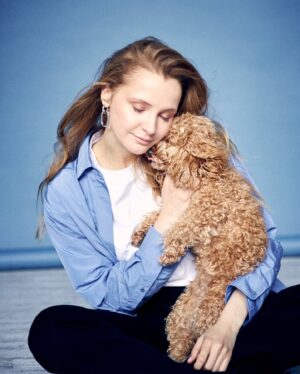 Sofia Lebedeva Instagram - tenderness
моя собака - моя сила

когда кто-то мне рассказывает, что очень любит собак - я сразу ощущаю в нем родственную душу😁 

на 2ом фото - моя подруга и бесконечно талантливый художник по гриму @sudzinani мы вместе с ней много чего создаём, творим и летим!
Она теперь тоже в числе фанатов Клуни😋🥰 ( имя моей Собаки ) 

Кто у меня тут любители собак? Делитесь своими историями❤️
 
photo by @ilushina_sasha 
style @aleksandra.georgie 
@anastasiabocharova 
muah @sudzinani