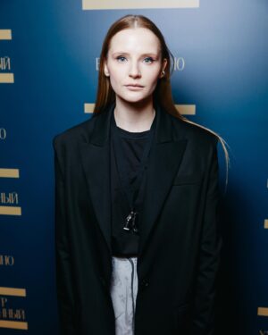 Sofia Lebedeva Instagram - зашла к друзьям на премьеру сериала «Прелесть»
в восторге от актерской работы и света @fed_fed23 
@feokstis талантище и молодчина, горжусь тобой 
И всю команду поздравляю ☀️

skirt @viviennewestwood 
style @aleksandra.georgie 
@anastasiabocharova 
muah @sudzinani 
@premier_online 
@marina__karnaeva