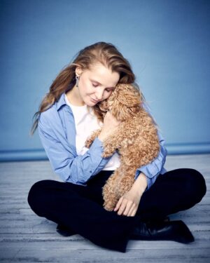 Sofia Lebedeva Instagram - tenderness
моя собака - моя сила

когда кто-то мне рассказывает, что очень любит собак - я сразу ощущаю в нем родственную душу😁 

на 2ом фото - моя подруга и бесконечно талантливый художник по гриму @sudzinani мы вместе с ней много чего создаём, творим и летим!
Она теперь тоже в числе фанатов Клуни😋🥰 ( имя моей Собаки ) 

Кто у меня тут любители собак? Делитесь своими историями❤️
 
photo by @ilushina_sasha 
style @aleksandra.georgie 
@anastasiabocharova 
muah @sudzinani