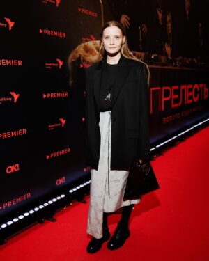 Sofia Lebedeva Instagram - зашла к друзьям на премьеру сериала «Прелесть»
в восторге от актерской работы и света @fed_fed23 
@feokstis талантище и молодчина, горжусь тобой 
И всю команду поздравляю ☀️

skirt @viviennewestwood 
style @aleksandra.georgie 
@anastasiabocharova 
muah @sudzinani 
@premier_online 
@marina__karnaeva