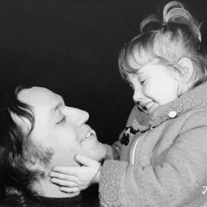 Sofia Nicholson Instagram - Aqui seriam 86.
A vantagem do infinito é que é eterno.
Existes aqui e na eternidade.
Parabéns Pai!
#86 #pai #saudade