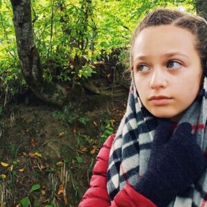 Sofia Rosinsky Instagram - Behind the scenes of #leilasviolin . One of the most beautiful elements of this film was the inspiring realization that travel is one of the deepest educations, and when we meet each other, we learn and grow. No matter how far apart we are on the earth, we share the human spirit for laughter and play and love, and I am thankful for the opportunities that I’ve had. Thank you to the @regentstcinema !! #ellaleya #nazlibulaq #azerbaijan #baku #quba #behindtheviolin #sistersrosinsky #stellalunafilms @sistersrosinsky @leilas_violin