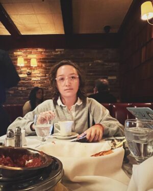 Sofia Rosinsky Instagram - Every time time a camera shutters, a Rosinsky sister blinks 🕊️
#warnerbros #sistersrosinsky #stellalunafilms