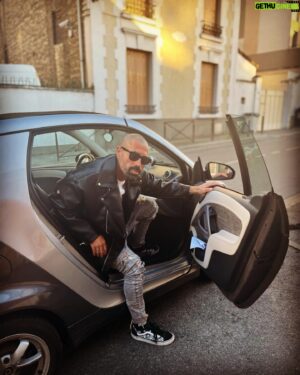 Sofiane Tadjine Instagram - Il paraît que c est pas la taille qui compte 🤷🏽‍♂️😏… #monsieursofiane#minicar#kingsize 🦁👑