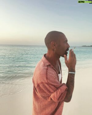 Sofiane Tadjine Instagram - Été indien 🦁👑#monsieursofiane#sun#beach#summer2023#end