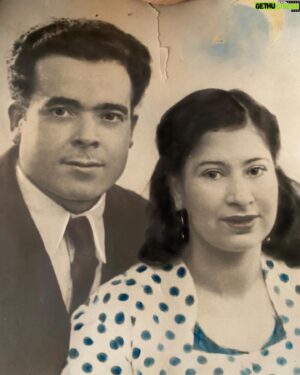 Sofiane Tadjine Instagram - Bachir et Fatima TADJINE … mes grands parents from kabylifornie … je découvre cette photo avec vous 🥹 … la classe de ouf ❤️❤️❤️❤️🔥🦁 PS j ai juré ma grand mere c était la reine d Angleterre jeune en vrai 👑… on m a menti sur la lignée … 🤣 #mufasa #family#tadjine#clan#kabyle 🇩🇿