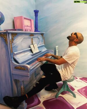Sofiane Tadjine Instagram - On dit que la musique adoucit les mœurs … #monsieursofiane #ihittheground#motown#music 🦁👑