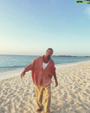 Sofiane Tadjine Instagram - Été indien 🦁👑#monsieursofiane#sun#beach#summer2023#end