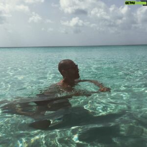 Sofiane Tadjine Instagram - Piscine privative… le feu et l’eau 💦 🔥🦁👑 #monsieursofiane