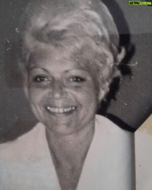 Sofiane Tadjine Instagram - Pas de daron pour exemple … 2 lionnes pour m élever…la mère et la grande mère … aujourd’hui mamie Josette nous a fait faux bon … sûrement le cœur trop fatigué… le mien est en vrac et la tête est pleine de souvenirs et de regrets … tu vas me manquer… tu manqueras à vie à ton « TITI » mal rasé … prend soin de Neo et veille sur lui … je t aime… prenez soin de vos anciens… c est la base de tout 🙏💔🇮🇹🇮🇹🇮🇹 comme les deux doigts de la main  @vlambert32 ❤️