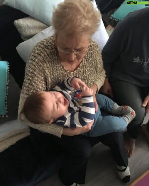 Sofiane Tadjine Instagram - Pas de daron pour exemple … 2 lionnes pour m élever…la mère et la grande mère … aujourd’hui mamie Josette nous a fait faux bon … sûrement le cœur trop fatigué… le mien est en vrac et la tête est pleine de souvenirs et de regrets … tu vas me manquer… tu manqueras à vie à ton « TITI » mal rasé … prend soin de Neo et veille sur lui … je t aime… prenez soin de vos anciens… c est la base de tout 🙏💔🇮🇹🇮🇹🇮🇹 comme les deux doigts de la main  @vlambert32 ❤️
