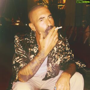 Sofiane Tadjine Instagram - « un nuage de fumée me contient … dans un simple j… ma rage je contiens… » KJ #monsieursofiane#indigo#benjaminbutton 🦁👑