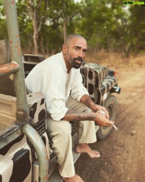 Sofiane Tadjine Instagram - Outfit sauvage… instinct animal by @shop__travel 🦁 #monsieursofiane#clothes#model#brand#menstyle#africa 🔥