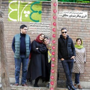 Soheil Beiraghi Instagram - از سهیل بیرقی تا فدریکو فلینى
ازسحر دولتشاهی تا ایران درودى
همه و همه را در چلچراغ ۷۲۷ بخوانید
از ديروز در سراسر کشور
.
بخشى از گفت و گوى كارگردان و بازيگران فيلم "عرق سرد"
سهيل بيرقى: فكر كنم اگه مخاطبى بخواد فيلمى ببينه كه بيشتر توى فضاى شهريه و به نوعى يه "وسترن شهريه"، "عرق سرد" مى تونه جذاب باشه.
باران كوثرى: در مورد موضوع فيلم مهم ترين مسئله اينه كه چون اين مشكل شايد براى همه پيش نياد و تعداد كمى از افراد درگيرى تن به تن با همچين مشكلى داشته باشن، شايد همه متوجه نباشن كه چه حقى داره از يه آدم ضايع مى شه.
امير جديدى: ممكنه خيلى ها به اين فيلم بگن "اجتماعى"، اما به نظر من اين فيلم بيشتر "انسانيه". قطعا بسترى كه اتفاق ها توش پيش مياد، جامعه و اجتماعه، اما حقوقى كه زن و مرد نسبت به هم توى اين اجتماع دارن حقوق انسانيه.
ليلى رشيدى: در وهله اول از مخاطبين مى خوام كه بيان سينما و فيلم رو توى سالن ببينن. در مورد اين فيلم فكر كنم هم موضوع براى مخاطب جذاب باشه، هم بازى هاى باران و امير و سحر. مسئله فيلم هم كه مى تونه مسئله خودمون باشه و قطعا مسئله كشورمون هست.
سحر دولتشاهى: واقعا از مردم مى خوام كه فيلم و توى سالن سينما ببينن و فكر مى كنم "عرق سرد" هم به خصوص توى سينما و روى پرده بزرگ خيلى ديدنى باشه و براى مخاطب هيجان انگيز باشه.
.
گفت و گوى كامل با كارگردان و بازيگران فيلم "عرق سرد" را مى توانيد در شماره ٧٢٧ هفته نامه چلچراغ، شنبه ٦ بهمن ٩٦ بخوانيد.
#عرق_سرد #سهيل_بيرقى #باران_كوثري #امير_جديدي #ليلى_رشيدى #هدى_زين_العابدين #سحر_دولتشاهی