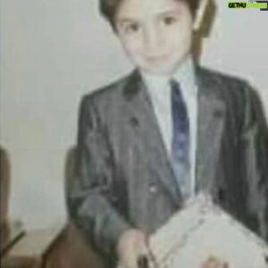 Soheil Beiraghi Instagram - همچون کودکی که خودش را انداخت وسط بازیه بزرگترها؛ هیچ کس نفهمید
حالا دیگر مرد گُنده‌ای شده و هنوز هیچ‌کس نمی‌فهمد او اشتباهی لای آدمبزرگ‌ها بُر خورده است ؛
او بچه است هنوز!

#۳۴ 
#بیست_و_چهارم_مهرماه_ساعت_هفت_عصر