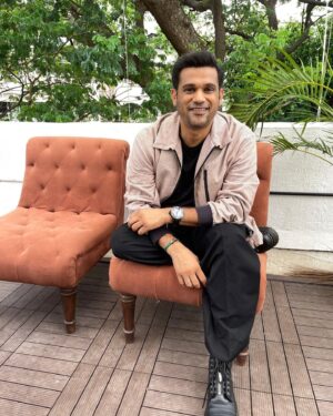 Sohum Shah Instagram - बस यूँ ही

Jacket - @stylemati
Shoes - @drmartensofficial 
Styling- @stylebyanishi @stutijain1610 
HMU - @aditimakeupartistry @imranshaikh.730