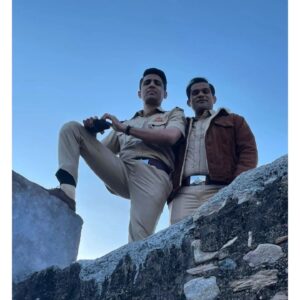 Sohum Shah Instagram - Mandawa police reporting for duty🚨!

Thank you @reemakagti1 & @ruchikaoberoi for this wonderful experience and for helping me bring Kailash Parghi to life. @aslisona, @itsvijayvarma & @gulshandevaiah78 aap ke sath kaam karne mein bohot mazaa aaya, thank you for this amazing experience and all the memories!

#DahaadOnPrime #WatchNow