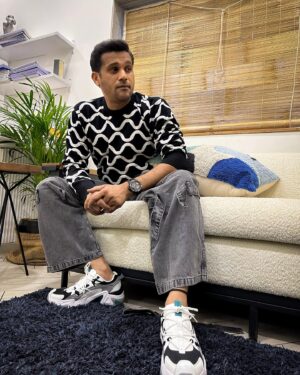 Sohum Shah Instagram - #throwback to the 90s sweatshirt. 

Sweatshirt - @benetton_india 
Cargoes - @freakinsindia 
Shoes - @skechersindia 
Styling- @stylebyanishi @stutijain1610 
HMU - @aditimakeupartistry @imranshaikh.730