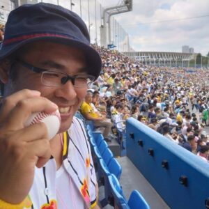Sōichi Nakaoka Instagram - ファールボールゲット中岡

神宮に
阪神対ヤクルト
見に行ったら

小幡選手の打ったファールボールが
カバンに入りました！

負けたけど
嬉しい～

#中岡にゲットする権利ない子供にボールあげろ
#隣のロン毛になった谷田部にあげろ
#でも嬉しいなぁ
#いいねもらっとけ