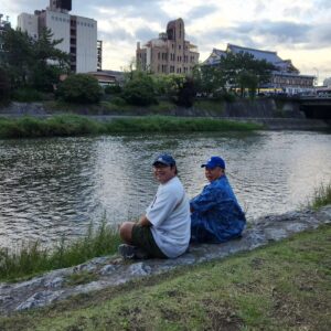 Sōichi Nakaoka Instagram - 京都中岡

京都大谷高校の在学中に

鴨川の川岸でカップルで座るのが

「夢」

だった

まさかおじさんになって

出川さんと中岡で座るとは

「夢」

にも思わなかった。

#中岡はカップルに場所をゆずれ
#鴨川の水流が止まる程のヘボペア
#鴨川のカラスは中岡の後頭部を狙え
#でも鴨川ええな
#いいねもらっとけ