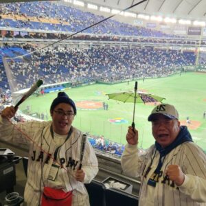 Sōichi Nakaoka Instagram - WBCに潜入中岡

声だしOKってことで

スーパースターな選手達に

“頑張れ～”とお伝えできました。

出川さん泣きそうになってました！

#中岡は黙って球場のゴミ拾っとけ
#中岡は球場帰りの渋滞の原因の１つ
#審判の方々が中岡はアウトと言ってました
#でもWBC最高やん
#いいねもらっとけ