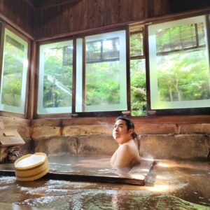 Sōichi Nakaoka Instagram - 朝の湯に入る中岡

ロケ先でひとっ風呂

１人で撮った史上最高の写真です。

無加工中岡

#中岡のせいでお湯の泉質だださがり
#陽射しが中岡を照らした事に怒り心頭
#中岡の裸は国民の心のダメージ
#でも箱根きのくにや最高やな
#いいねもらっとけ