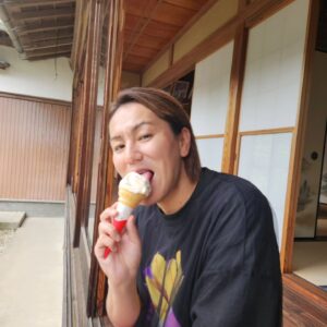Sōichi Nakaoka Instagram - 紫陽花かきわけ中岡

紫陽花と写真撮った

英孝ちゃんに撮ってもらった！！

#これ以上紫陽花に近づいたら叫ぶ
#草花が枯れる原因は中岡かもしれない
#でもお花きれいな
#いいねもらっとけ