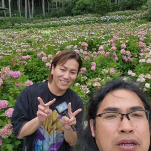 Sōichi Nakaoka Instagram - 紫陽花かきわけ中岡

紫陽花と写真撮った

英孝ちゃんに撮ってもらった！！

#これ以上紫陽花に近づいたら叫ぶ
#草花が枯れる原因は中岡かもしれない
#でもお花きれいな
#いいねもらっとけ