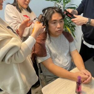 Sōichi Nakaoka Instagram - 答えのない中岡

中岡の髪に群がる人々

人は何を求めて中岡の髪に群がるのか？

答えは風に吹かれている

#そのまま引きちぎっても罪にはならない
#中岡の髪を整えてる人は特殊な訓練を受けてます
#中岡はボブディランに近づくな
#でも髪を綺麗にしてくれたら気持ちいいな
#いいねもらっとけ