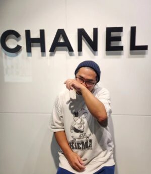 Sōichi Nakaoka Instagram - シャネルに中岡添えて

CHANELのロゴ

に中岡ってどう？？

#どうもこうもないすぐ立ち去れ
#CHANELの前でウロチョロする中岡にキック
#でもロゴの前で撮るのはただやん
#いいねもらっとけ