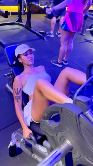 Sol Miranda Instagram - Aquela que dizia: “eu odeio academia”, agora está in love. E um love sério demais. 

Não me canso de ficar felizinha ao me lembrar que eu costumava fugir da academia, mas agora esse é meu lugar de transformação e cada dia tem sido uma nova chance de superar meus limites e descobrir que sou capaz.

dia sim e dia também, faça chuva ou faça sol, na alegria ou na tristeza. 💪🏾

🎥: @moraesmatheus_