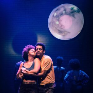 Sol Miranda Instagram - “Rei, vc é um DIRETOR”

Na sinfonia de talentos e emoções, a peça Amor de Baile desvela um brilho singular da arte, evidenciando o surgimento de uma maestria na cena contemporânea. 

Reverencio e me emociono ao me lembrar das pesquisas individuais dos intérpretes na cena. Que trabalho ! Que entrega. Que corações 🤍 

Junto a esse time de trabalhadores da criatividade, que entrelaçam paixão, dengo, sonhos, militância e (muita)entrega sob os refletores, a visão inconfundível de @reiblack orienta e impulsiona esta jornada de luz e sombras. 

Aqueles, como eu, que seguem a trajetória de Reinaldo reconhecem que cada cena é tecida com os fios da sua história, resultado de uma profunda escuta e sensibilidade que revelam o potencial máximo de cada performer. 

Testemunhar a magistralidade dessas criações é como contemplar obras-primas em movimento, onde cada gesto ressoa a poesia da alma. 

Testemunhar a direção de Rei Black é vivenciar o surgimento de um DIRETOR. 

Que Amor de Baile não seja apenas um espetáculo passageiro, mas sim um legado eterno na história da arte brasileira.

(A peça está esgotada desde sua primeira semana, porém, é possível entrar via lista de espera. Normal pessoas comprarem e não apareceram. Por isso, não percam essa oportunidade. É, sem dúvidas,uma das melhores experiências do teatro no Rio de Janeiro) ✨