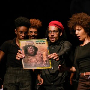 Sol Miranda Instagram - “Rei, vc é um DIRETOR”

Na sinfonia de talentos e emoções, a peça Amor de Baile desvela um brilho singular da arte, evidenciando o surgimento de uma maestria na cena contemporânea. 

Reverencio e me emociono ao me lembrar das pesquisas individuais dos intérpretes na cena. Que trabalho ! Que entrega. Que corações 🤍 

Junto a esse time de trabalhadores da criatividade, que entrelaçam paixão, dengo, sonhos, militância e (muita)entrega sob os refletores, a visão inconfundível de @reiblack orienta e impulsiona esta jornada de luz e sombras. 

Aqueles, como eu, que seguem a trajetória de Reinaldo reconhecem que cada cena é tecida com os fios da sua história, resultado de uma profunda escuta e sensibilidade que revelam o potencial máximo de cada performer. 

Testemunhar a magistralidade dessas criações é como contemplar obras-primas em movimento, onde cada gesto ressoa a poesia da alma. 

Testemunhar a direção de Rei Black é vivenciar o surgimento de um DIRETOR. 

Que Amor de Baile não seja apenas um espetáculo passageiro, mas sim um legado eterno na história da arte brasileira.

(A peça está esgotada desde sua primeira semana, porém, é possível entrar via lista de espera. Normal pessoas comprarem e não apareceram. Por isso, não percam essa oportunidade. É, sem dúvidas,uma das melhores experiências do teatro no Rio de Janeiro) ✨
