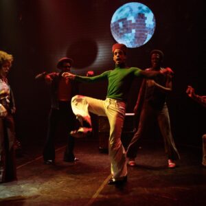Sol Miranda Instagram - “Rei, vc é um DIRETOR”

Na sinfonia de talentos e emoções, a peça Amor de Baile desvela um brilho singular da arte, evidenciando o surgimento de uma maestria na cena contemporânea. 

Reverencio e me emociono ao me lembrar das pesquisas individuais dos intérpretes na cena. Que trabalho ! Que entrega. Que corações 🤍 

Junto a esse time de trabalhadores da criatividade, que entrelaçam paixão, dengo, sonhos, militância e (muita)entrega sob os refletores, a visão inconfundível de @reiblack orienta e impulsiona esta jornada de luz e sombras. 

Aqueles, como eu, que seguem a trajetória de Reinaldo reconhecem que cada cena é tecida com os fios da sua história, resultado de uma profunda escuta e sensibilidade que revelam o potencial máximo de cada performer. 

Testemunhar a magistralidade dessas criações é como contemplar obras-primas em movimento, onde cada gesto ressoa a poesia da alma. 

Testemunhar a direção de Rei Black é vivenciar o surgimento de um DIRETOR. 

Que Amor de Baile não seja apenas um espetáculo passageiro, mas sim um legado eterno na história da arte brasileira.

(A peça está esgotada desde sua primeira semana, porém, é possível entrar via lista de espera. Normal pessoas comprarem e não apareceram. Por isso, não percam essa oportunidade. É, sem dúvidas,uma das melhores experiências do teatro no Rio de Janeiro) ✨