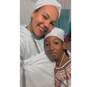 Sol Miranda Instagram - ser filha deste ilê axé foi um dos maiores presentes que eu ganhei nesta vida. serei eternamente grata e honrada por ser peixe deste grande cardume semeado por nossa Ìyá N’la Beata de Iyemonja. 

🦋Àwúre, Bàbá!
Àwúre, Ìyá Kékeré Doya!
Àwúre, Pai Aderbal!
Àwúre, Bàbá Ọtúnilé!
Àwúre, Bàbá Kékeré mi Asogba! 
Àwúre, Ìyá Kékeré mi Gaiakú 
Àwúre, meus/minhas mais velh@s e irm@s!

Àṣẹ!🦋
Ọlọrun modupẹ por serem esse grande Elo em minha vida 🤍